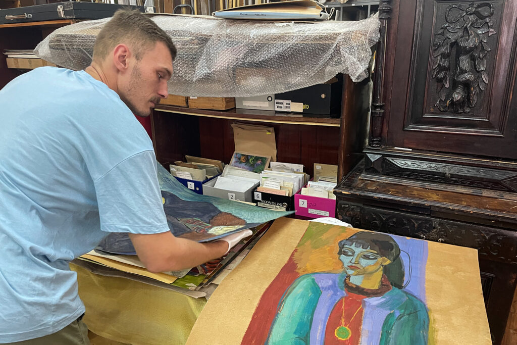 Понад 400 експонатів: в Миколаєві оцифрують колекцію графіки з двох музеїв